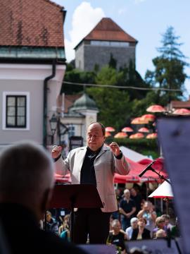 S soncem obsijan drugi festivalski dan 50. Dnevov narodnih noš in oblačilne dediščine v Kamniku (67)